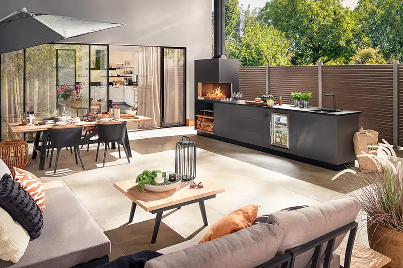 Freiluftmanufaktur-5-14-1 Moderne Freiluftküche mit Sitzecke auf der Terrasse