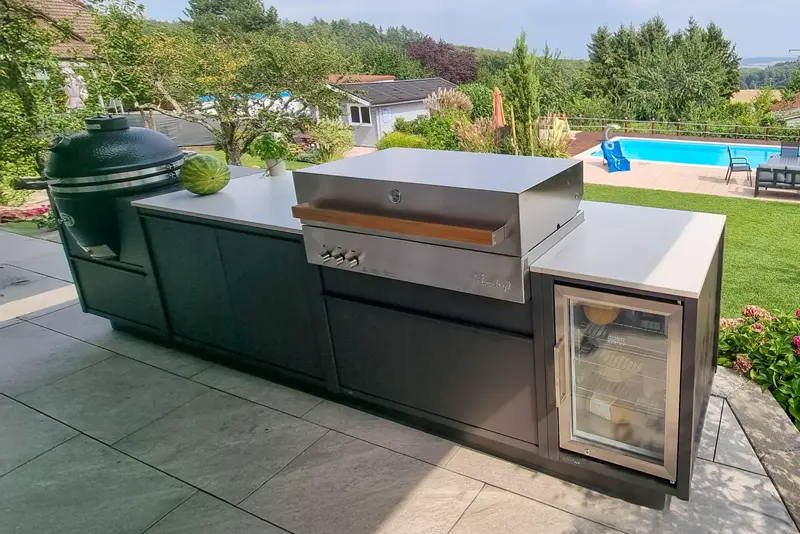 Eine Außenküche auf der Terrasse am Pool
