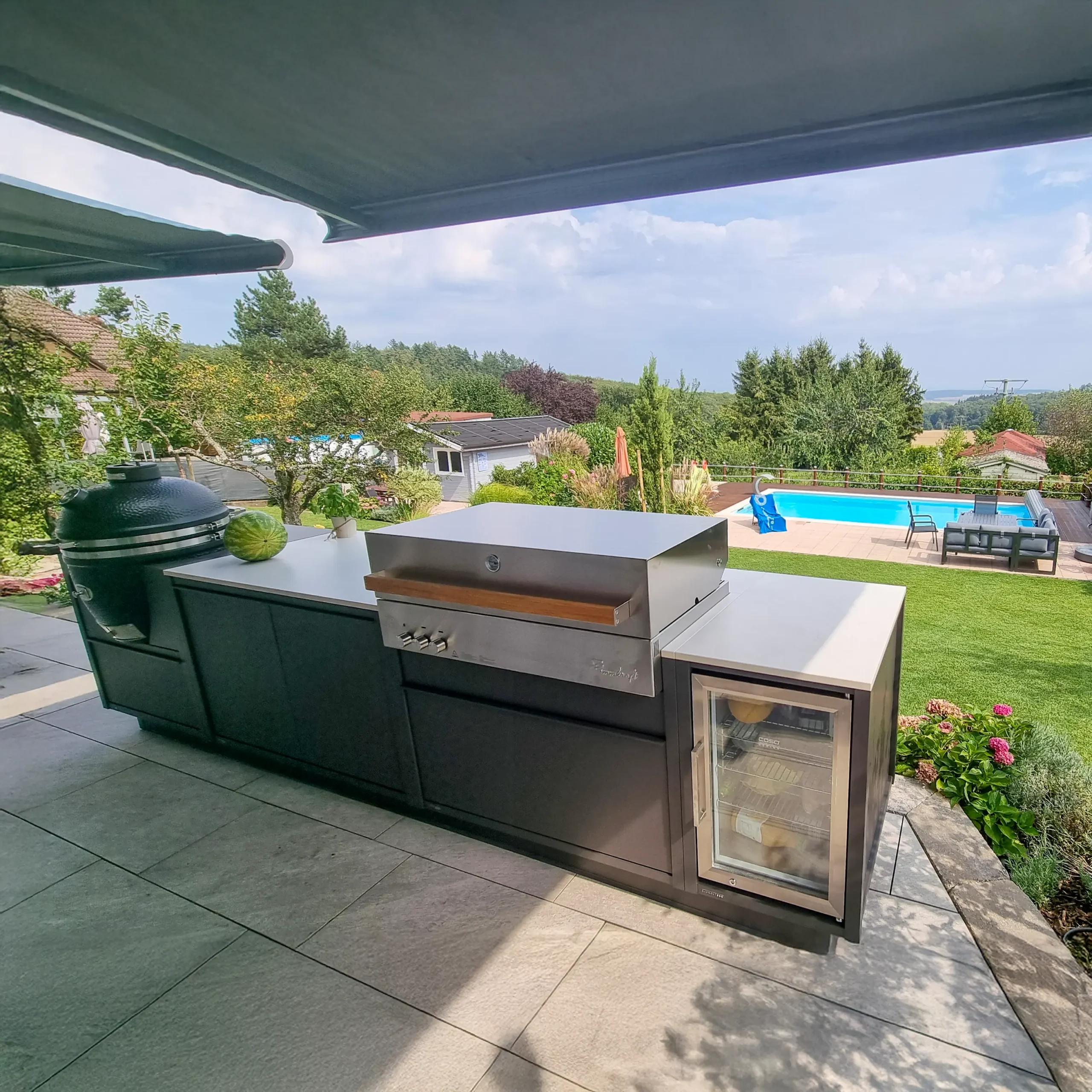 Eine Außenküche auf der Terrasse am Pool