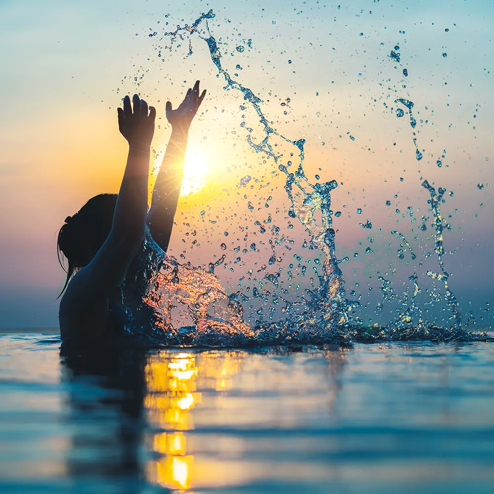 pools & more... Mitarbeiter arbeitet am Beckenrand