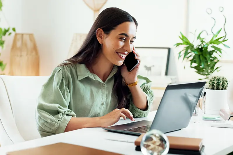 Mann mit einer Stoppuhr am Pool